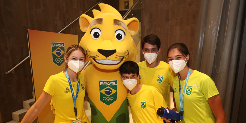 Time da escalada com o mascote do Time Brasil, Ginga, em evento de concentração no Rio. | Foto: William Lucas/COB