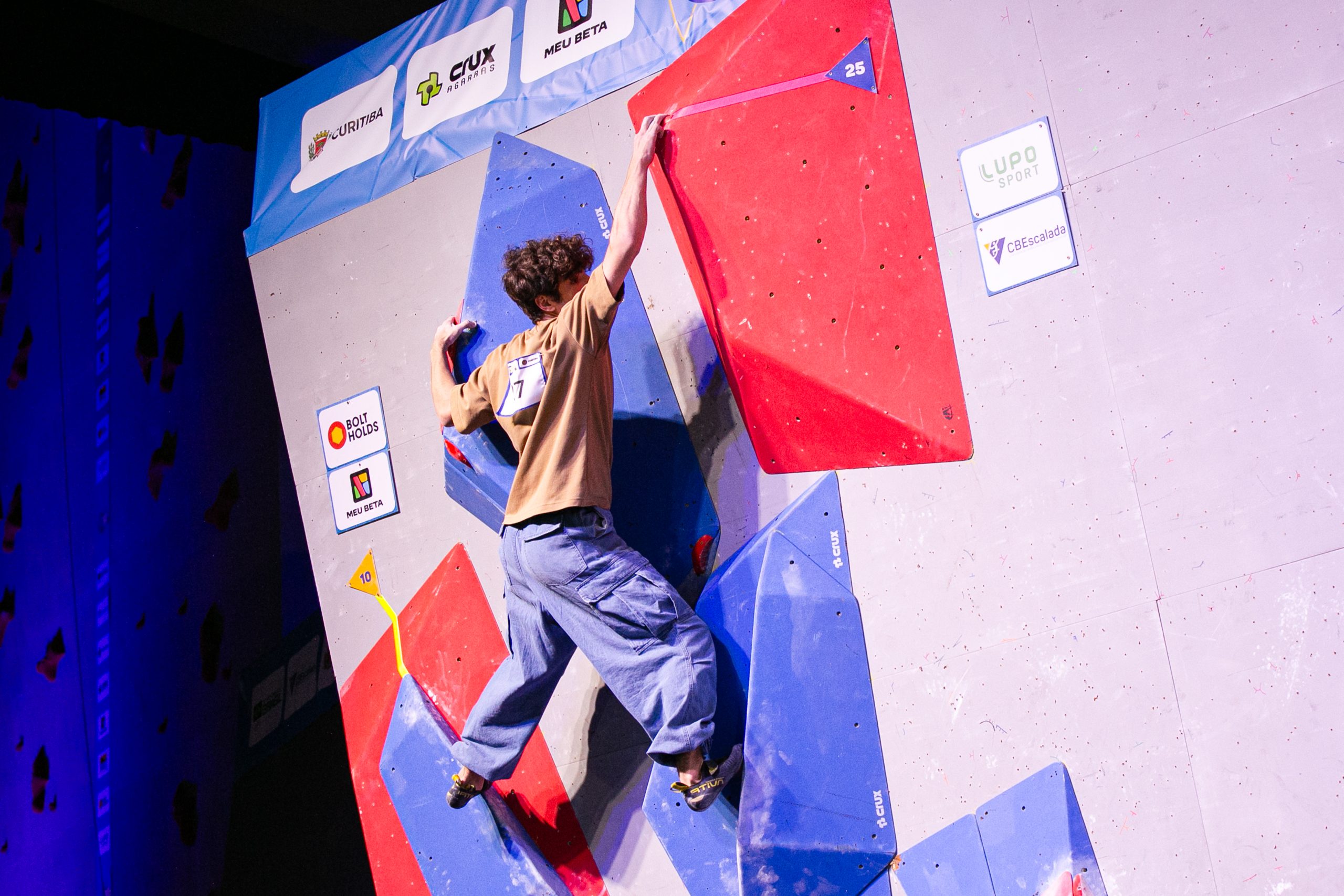 André Macedo (SP) no boulder M3 na final do Campeonato Brasileiro de Escalada. | Foto: Aline Machado/CBEscalada