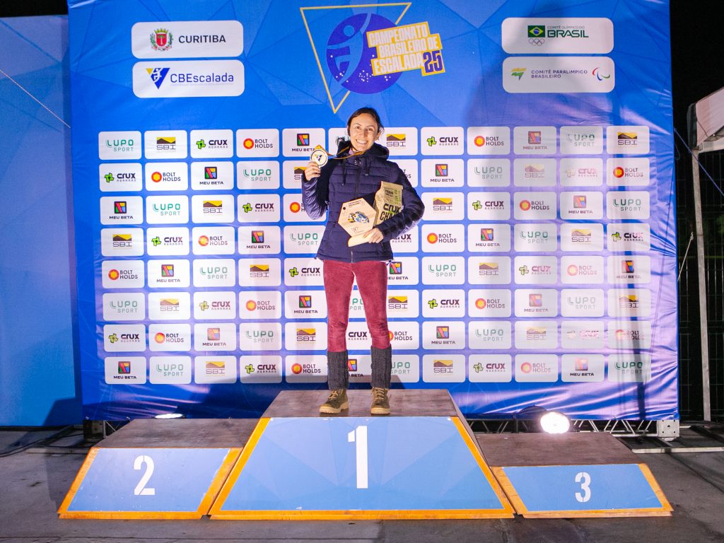 Marina Dias (SP), atleta da Seleção Brasileira de Paraescalada, comemorando mais título de Campeã Brasileira na categoria RP3. | Foto: Aline Machado