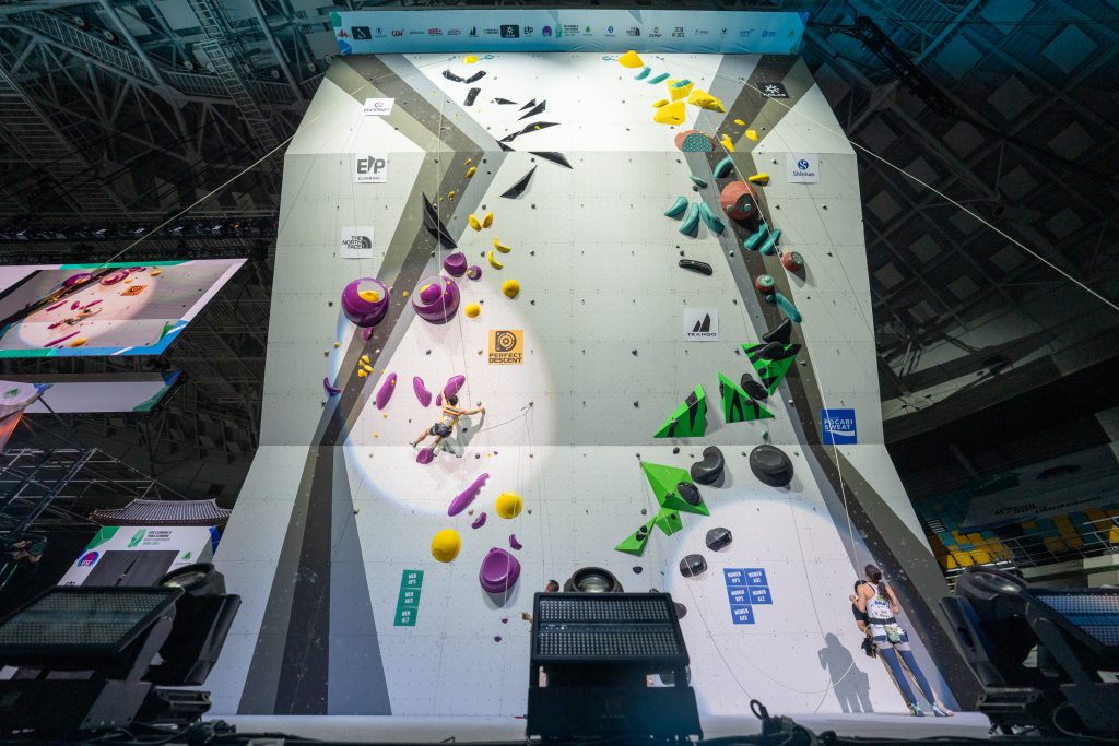 Marina Dias segundos antes de conquistar o bicampeonato no Mundial de Escalada. Foto: Nakajima/Timmerman/IFSC.