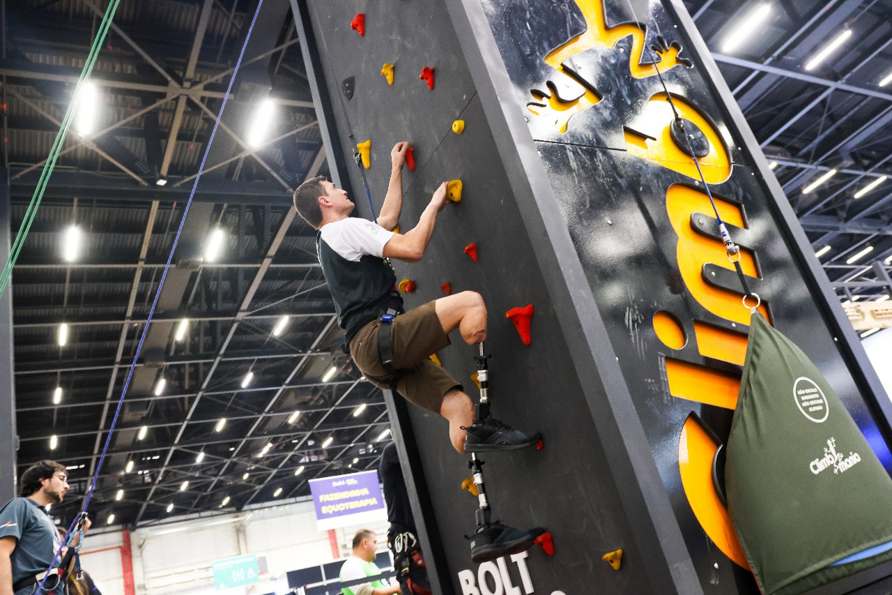 Parede de ativação na Expo Brasil Paralímpico 2025. Foto: Matheus Loreto/CBEscalada